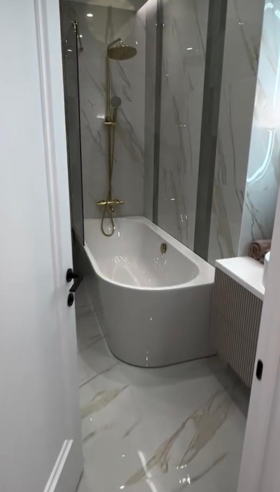 Salles de bains & WC en marbre – Baignoire d'angle et douche