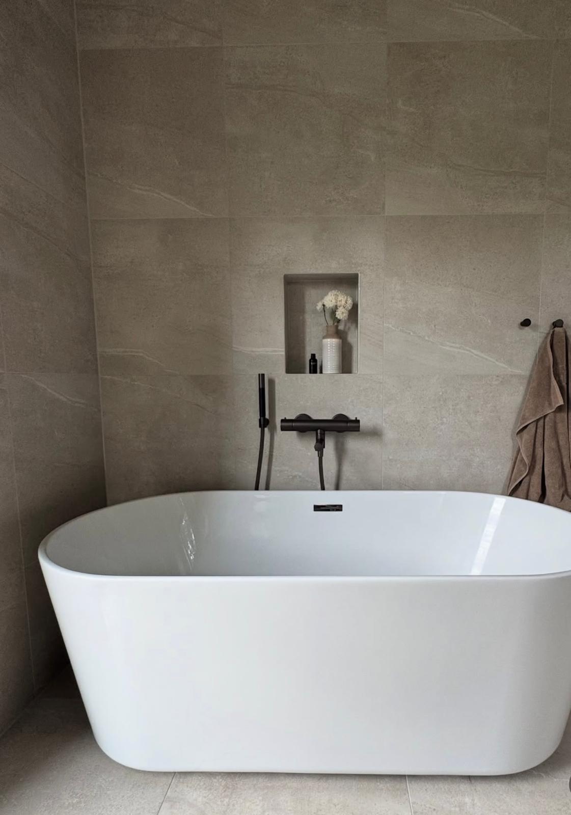 Salle de bain en grès – chantier Carrelages réalisé par RMH Construction en Île-de-France