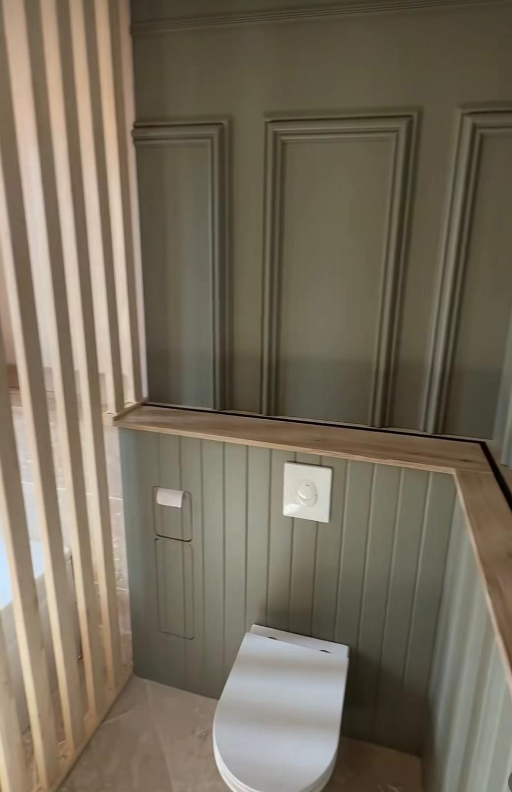 Chantier sur mesure – WC habillé en lambris