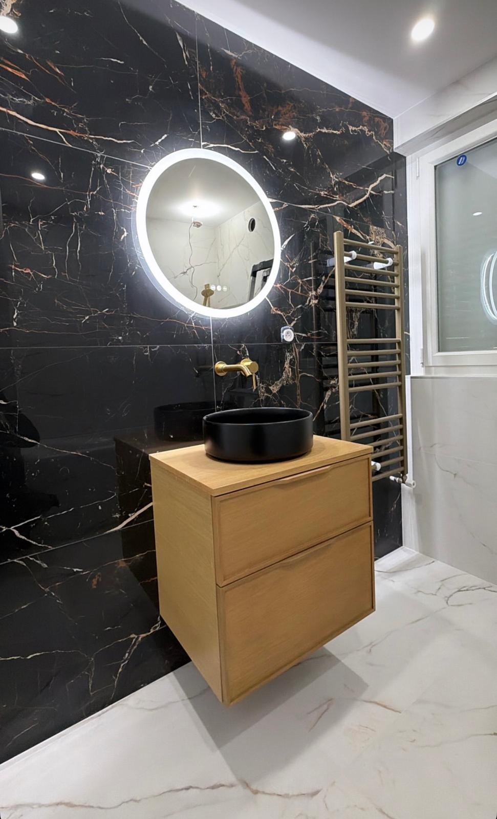 Salles de bains & WC en marbre – chantier Plomberie réalisé par RMH Construction en Île-de-France