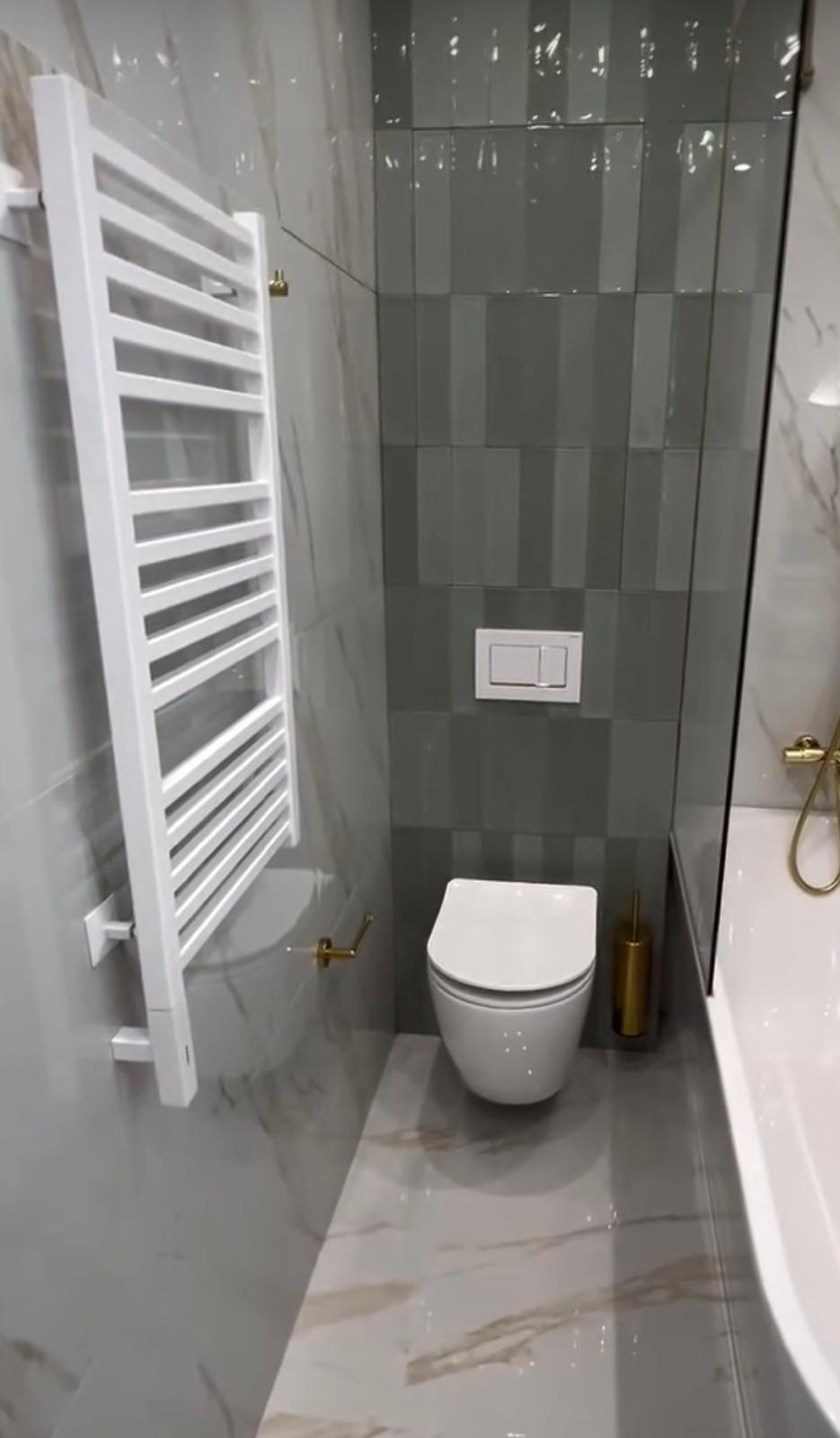 Salles de bains & WC en marbre – WC suspendu et sèche-serviettes