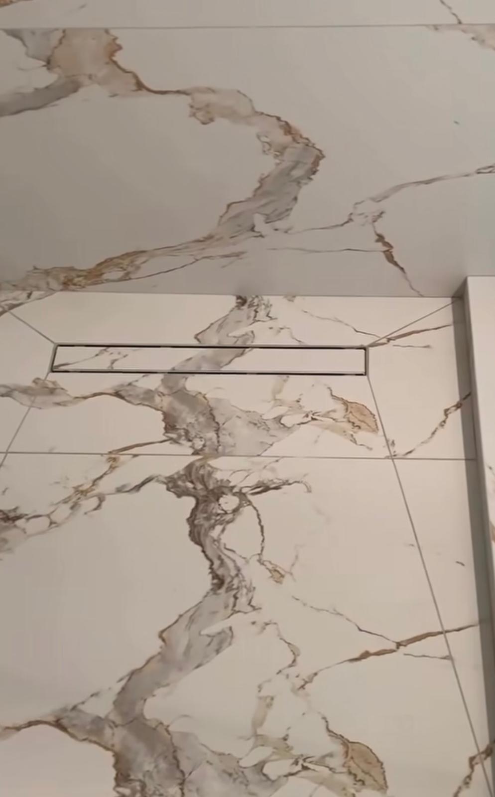 Salles de bains & WC en marbre – Sol marbre et caniveau de douche