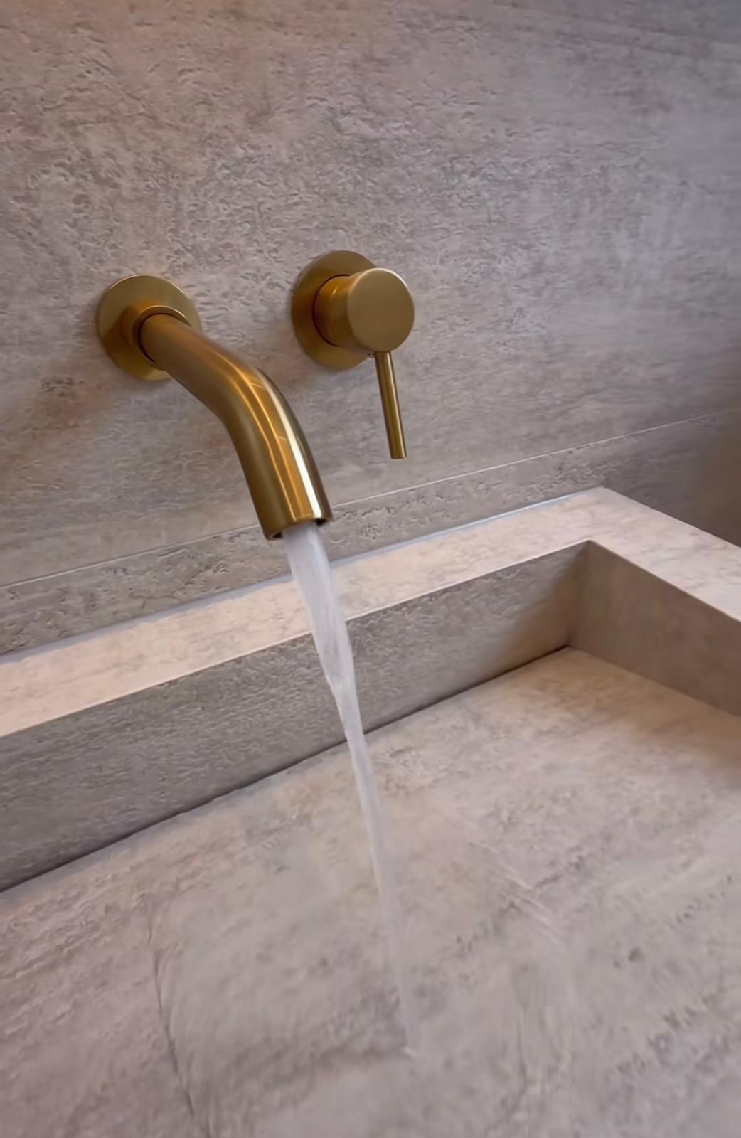 Chantier sur mesure – Robinetterie murale dorée