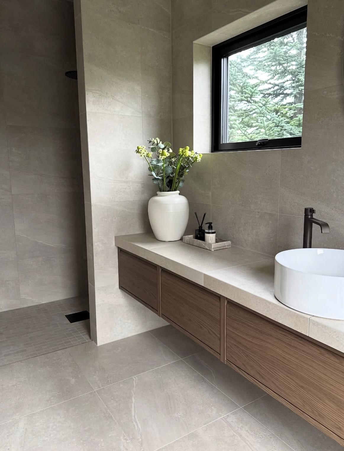 Salle de bain en grès – Meuble vasque et plan carrelé
