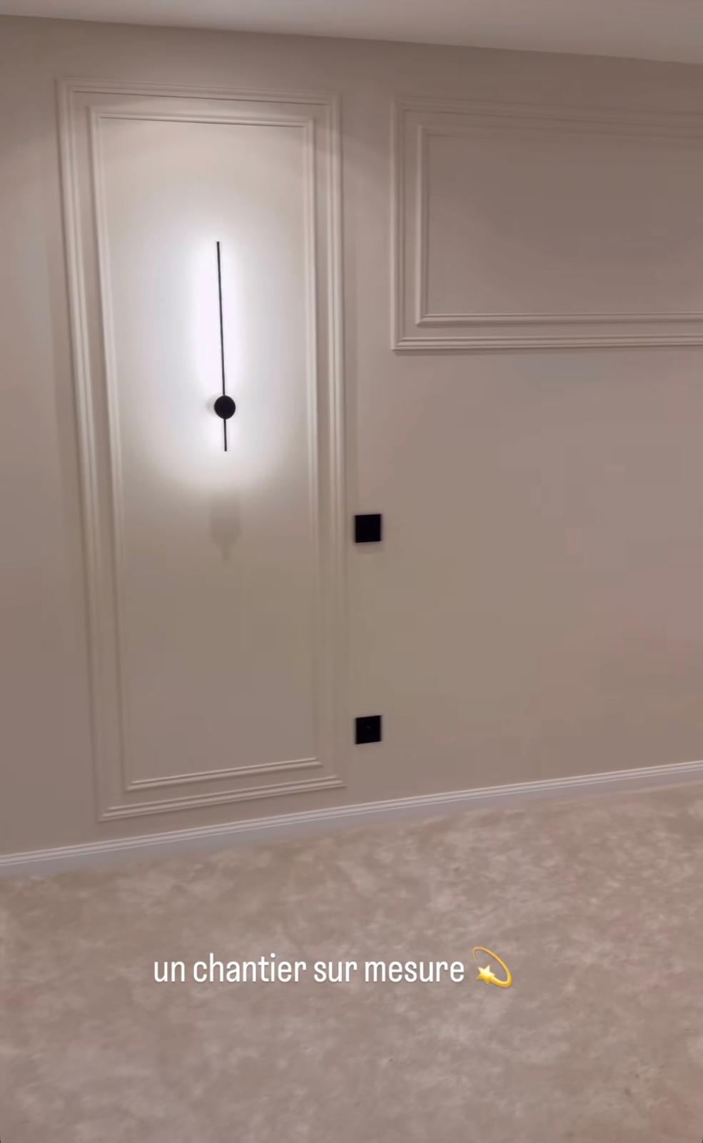 Chantier sur mesure – Moulures et applique murale