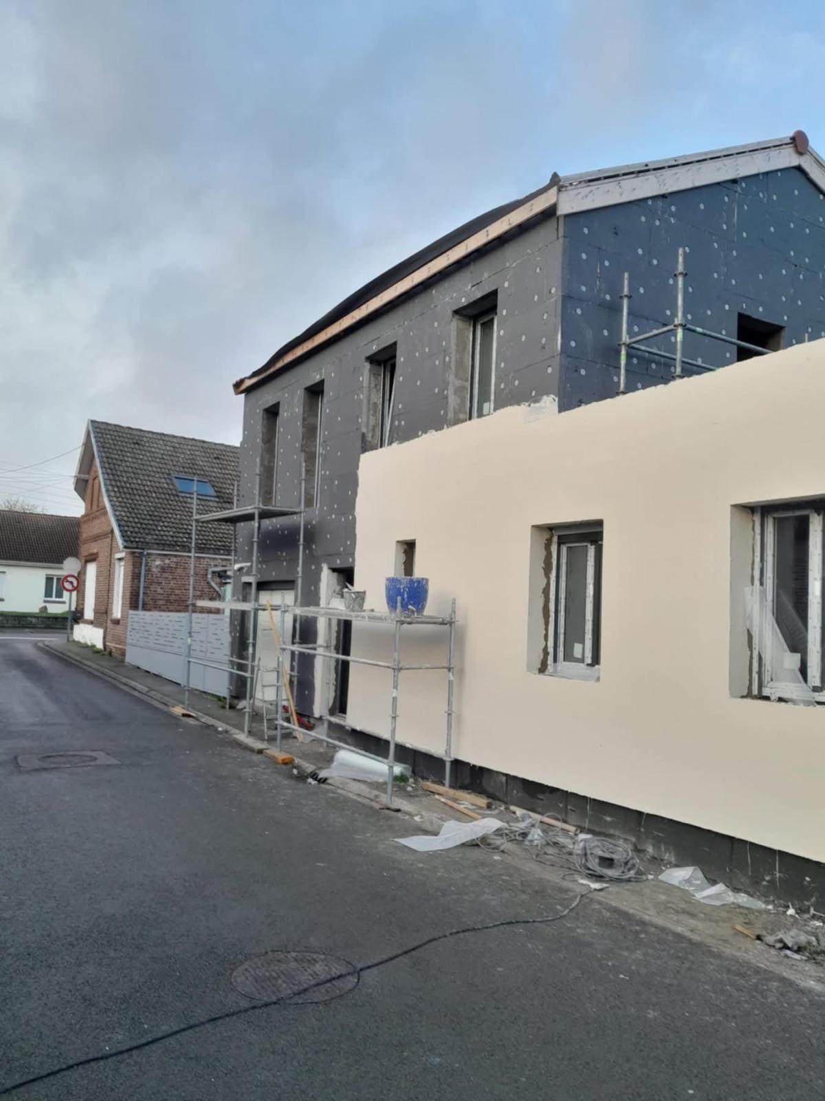 Rénovation de façade – Pendant — isolation et enduit