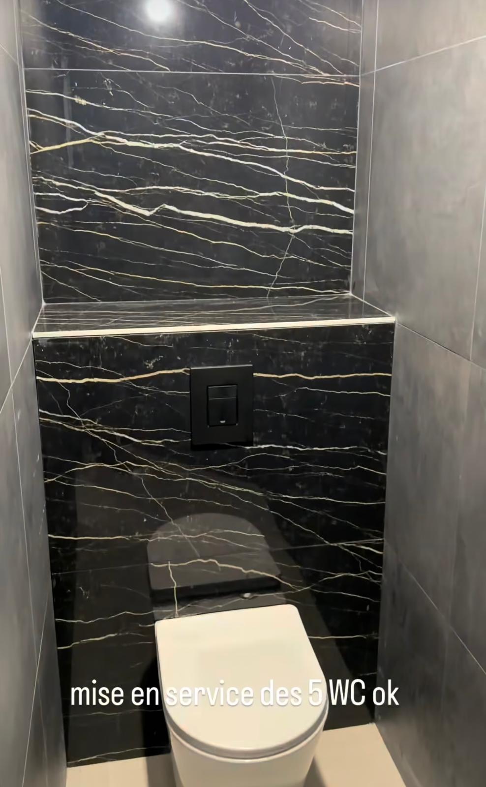 Salles de bains & WC en marbre – WC en marbre noir veiné