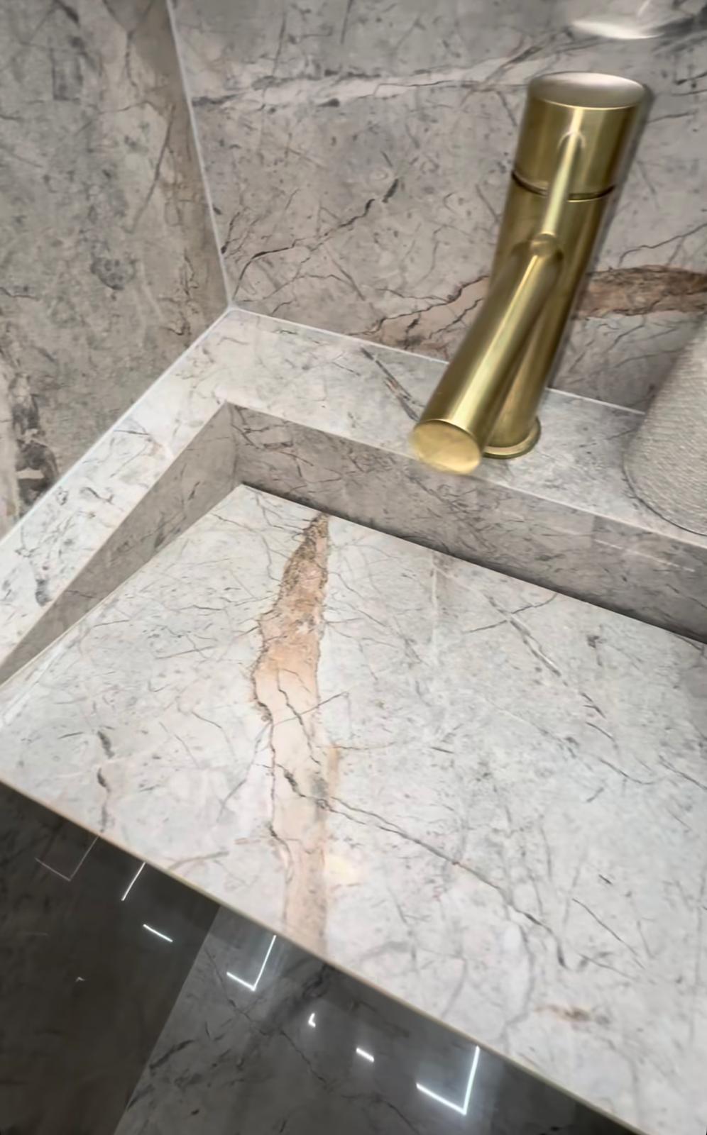 Salles de bains & WC en marbre – Ensemble sanitaire