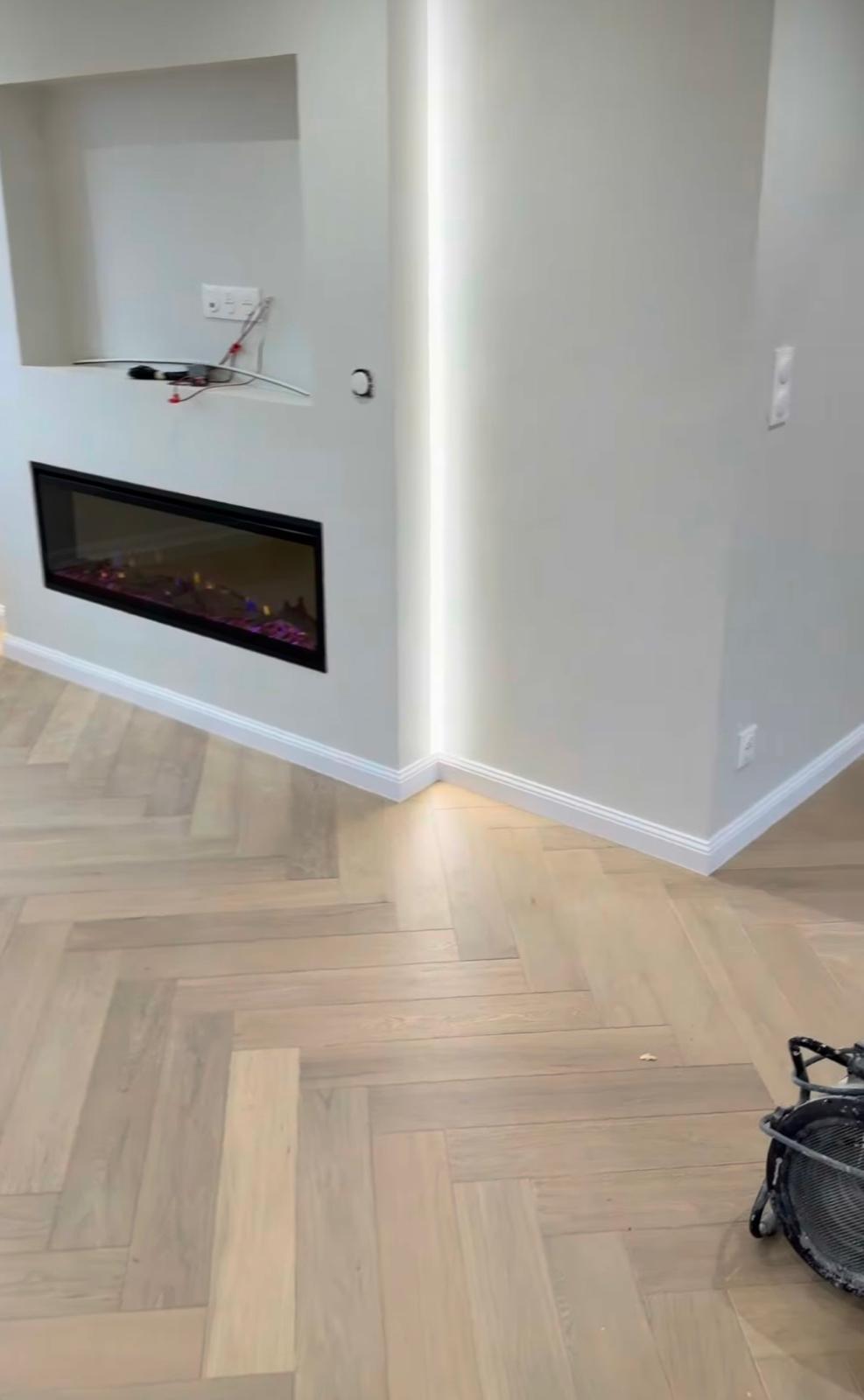 Chantier sur mesure – Cheminée et parquet chevrons