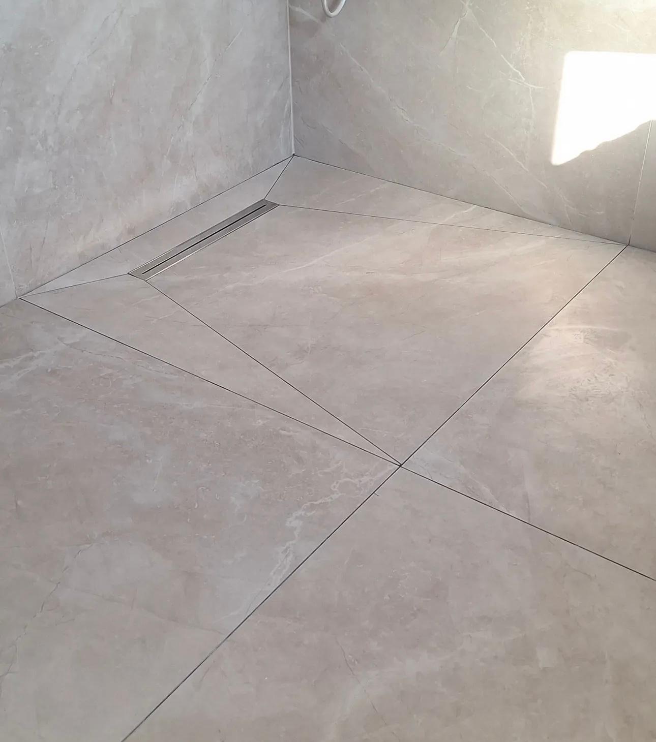 Salle de bain en grès – Receveur carrelé et caniveau