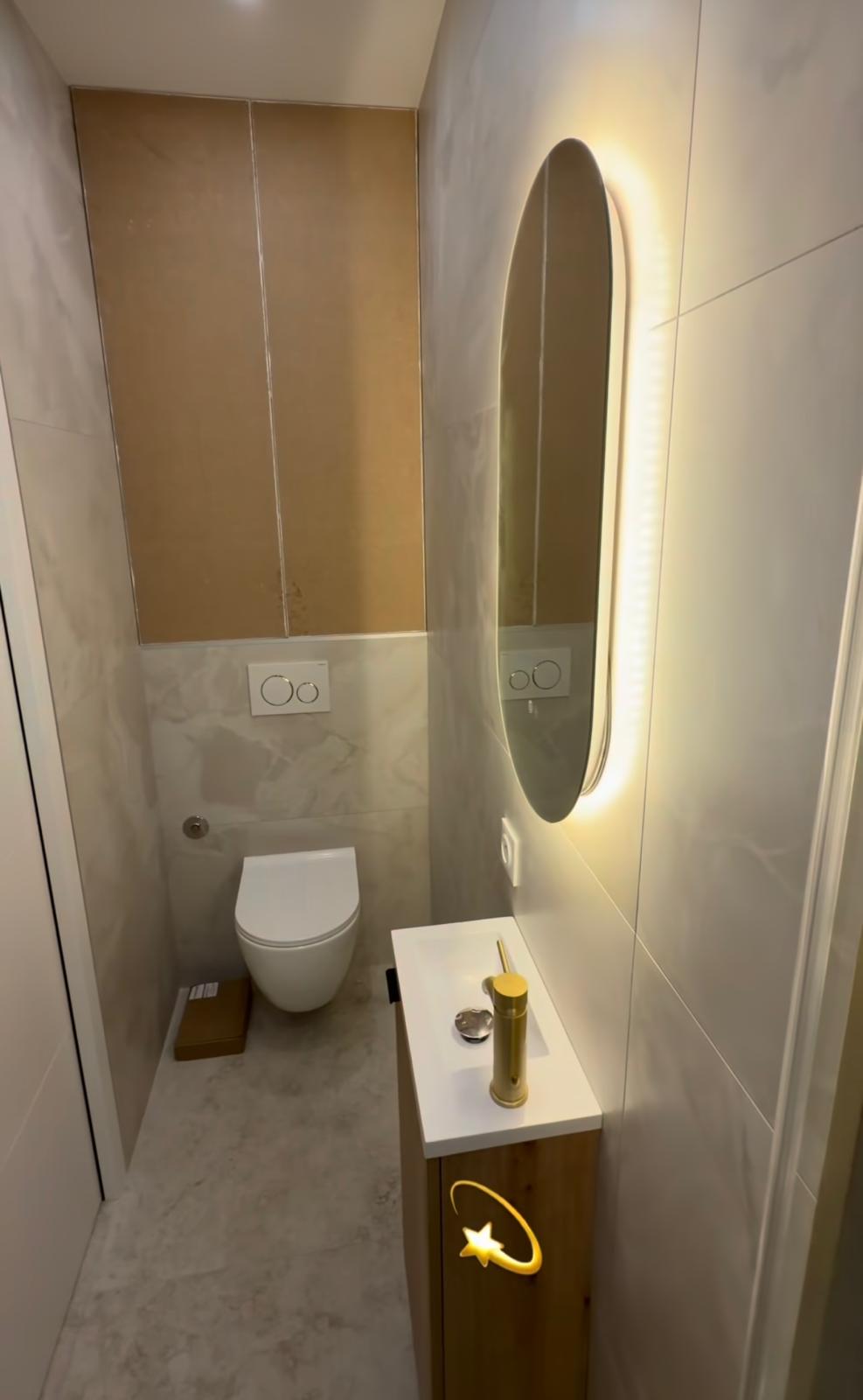 Salles de bains & WC en marbre – WC et miroir ovale