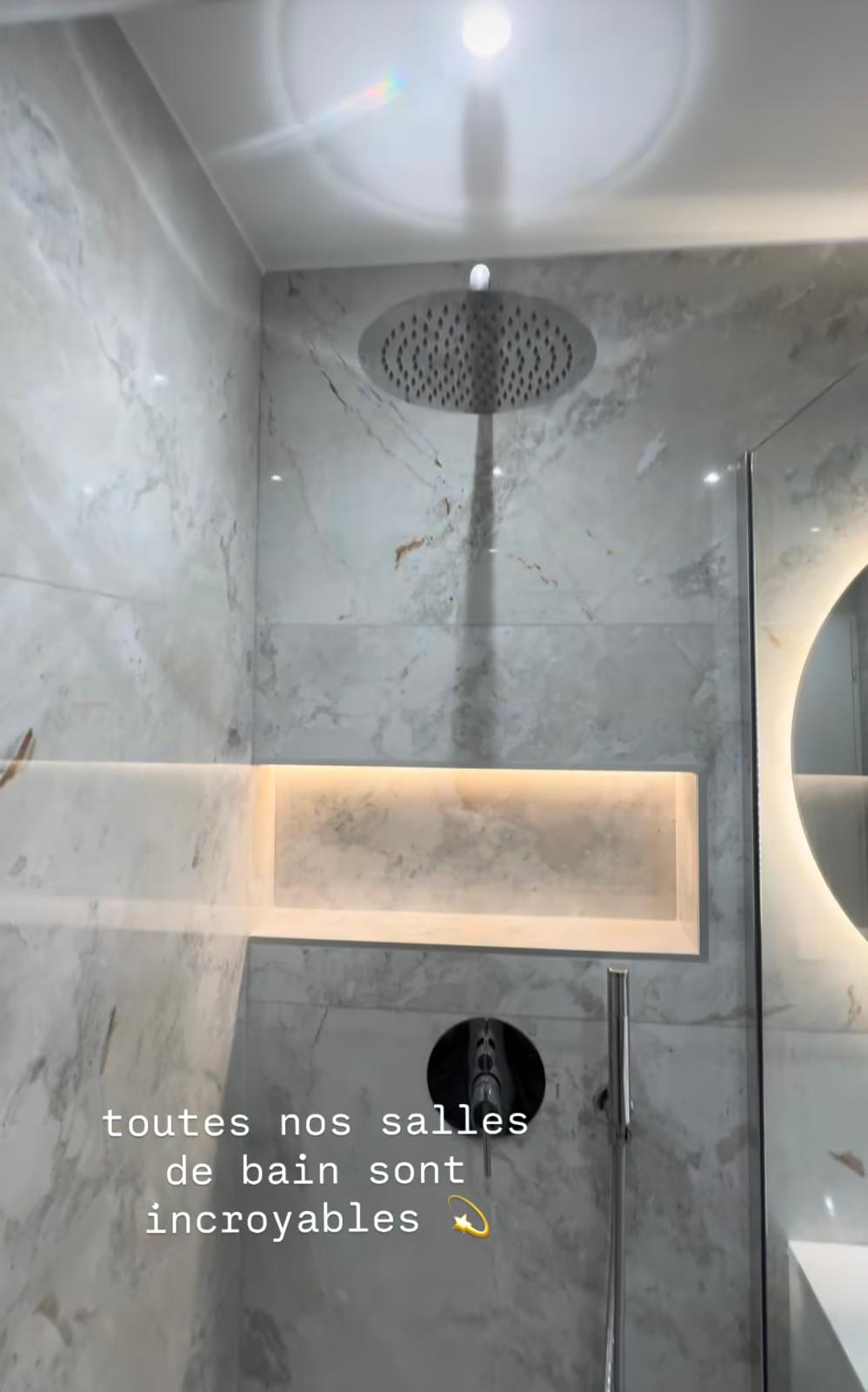 Salles de bains & WC en marbre – Douche et niche éclairée